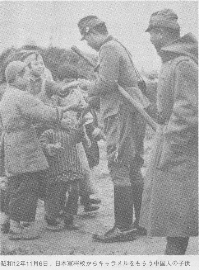 日本軍将校からキャラメルをもらう中国人の子供 昭和12年11月6日