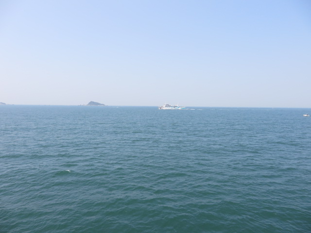 「伊良湖から鳥羽に向かう伊勢湾フェリーの船」を鳥羽から伊良湖に向かう伊勢湾フェリーの「伊勢丸」の船上から写しました。