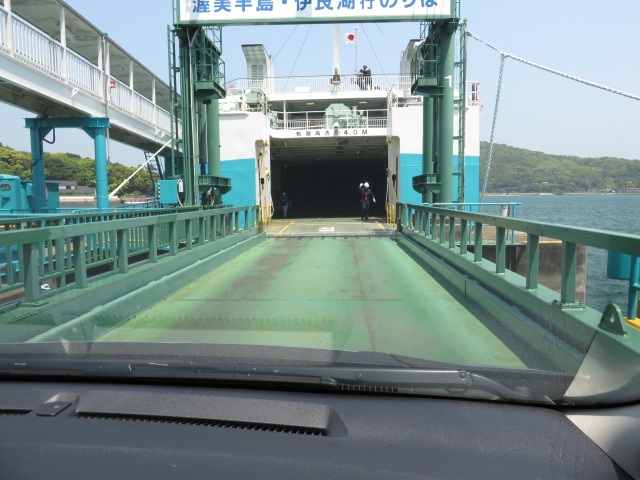 伊勢湾フェリーに車を積み込む