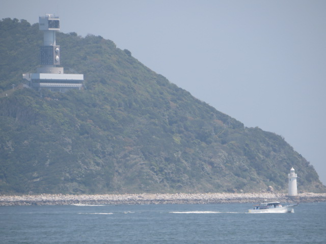 「伊良湖岬灯台」と「伊勢湾海上交通センターの建物」