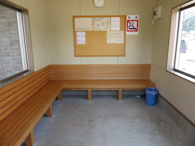 県道船三ケ所待合所内部