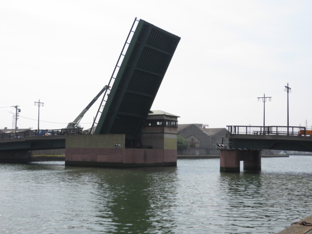 跳ね上がっている臨港橋