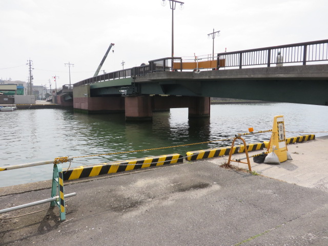 千歳運河と臨港橋