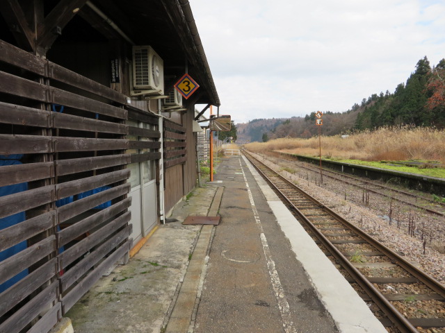 越後岩沢駅のホームと線路、内ヶ巻駅・越後川口駅方向です。